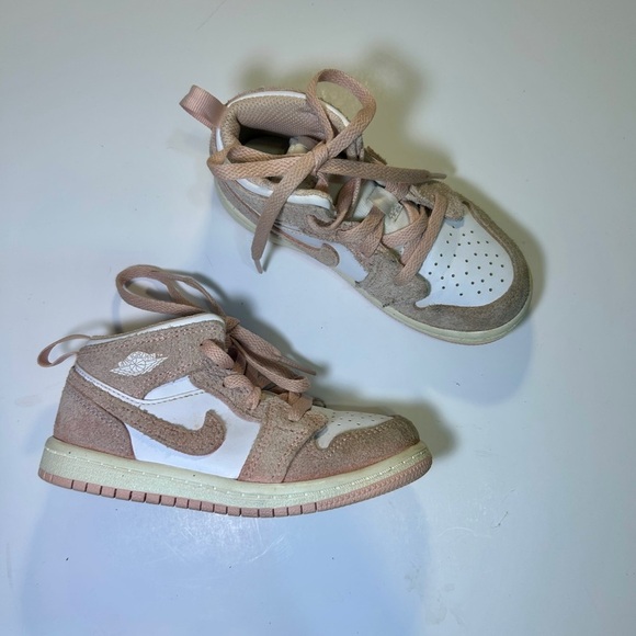 Kid's Air Jordan Jordan 1 Mid SE
Girls size 9c - Picture 2 of 7